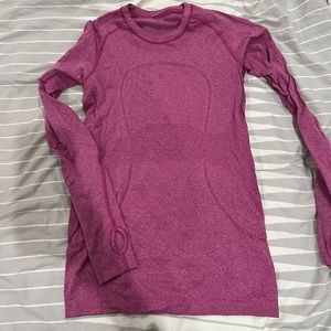 Lululemon swiftly long sleeves top with finger sleeves.